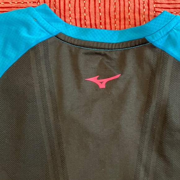 Mizuno women’s medium Blue running top with black slightly diaphanous back - Picture 11 of 12